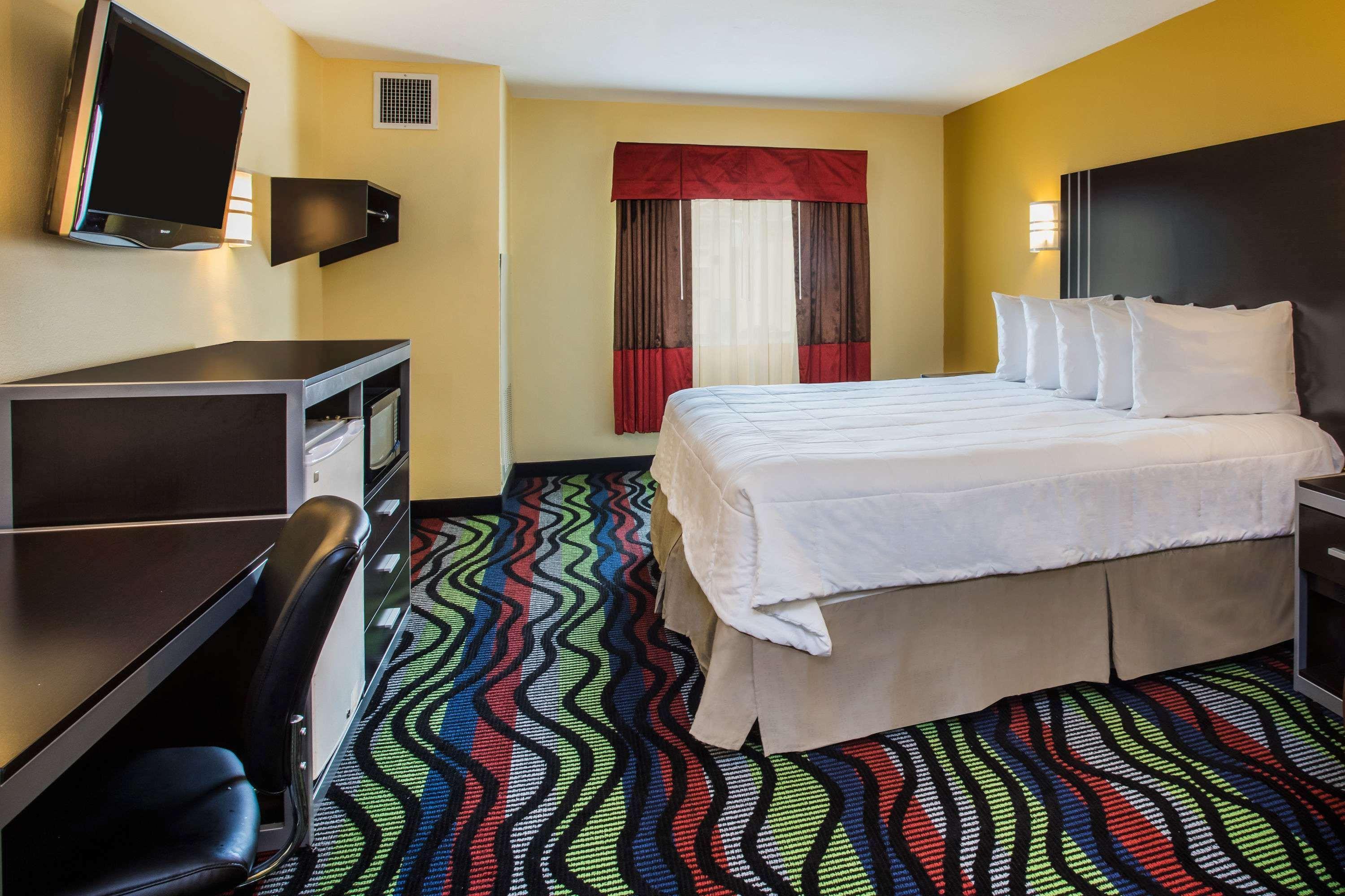 Days Inn & Suites By Wyndham Augusta Near Fort Eisenhower Екстериор снимка