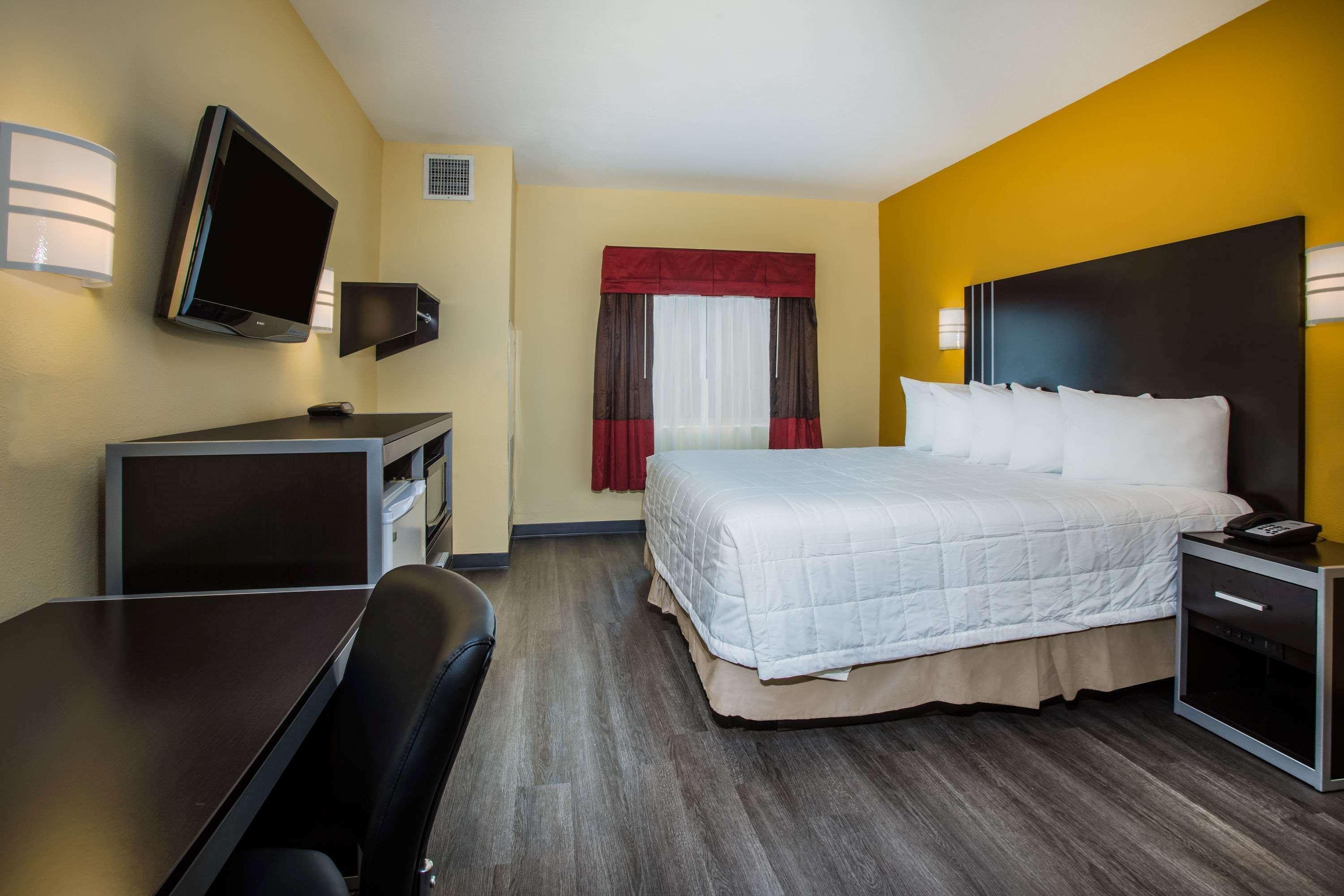 Days Inn & Suites By Wyndham Augusta Near Fort Eisenhower Екстериор снимка