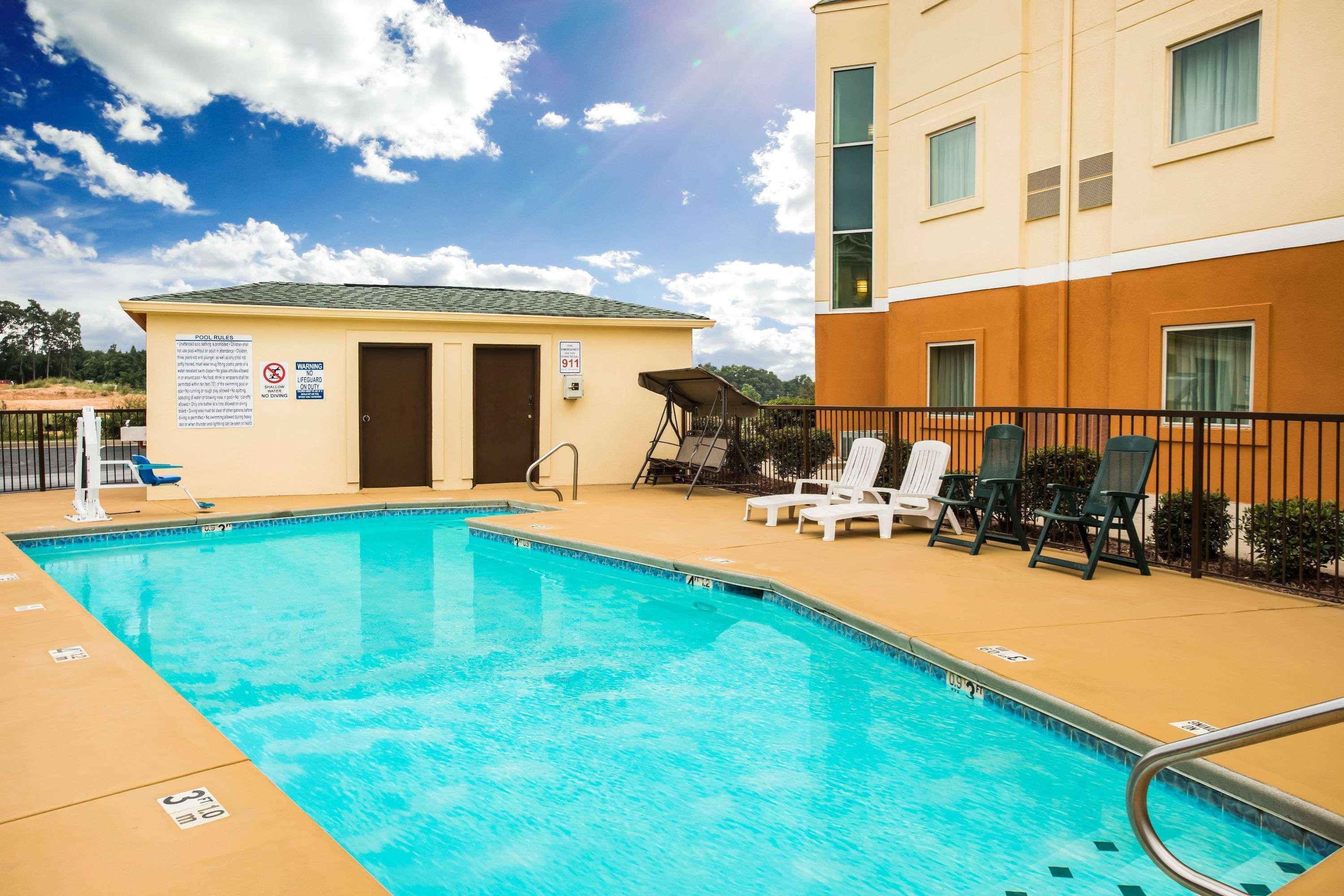 Days Inn & Suites By Wyndham Augusta Near Fort Eisenhower Екстериор снимка