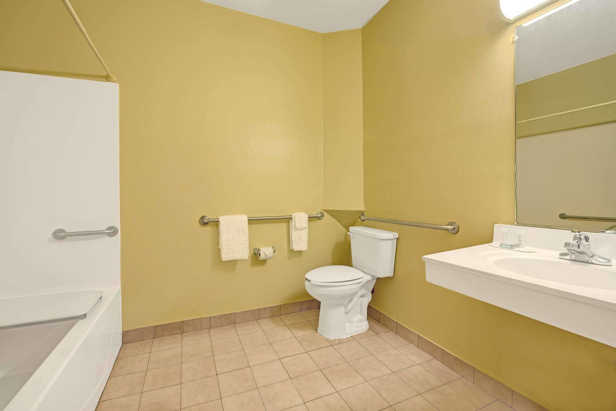Days Inn & Suites By Wyndham Augusta Near Fort Eisenhower Екстериор снимка