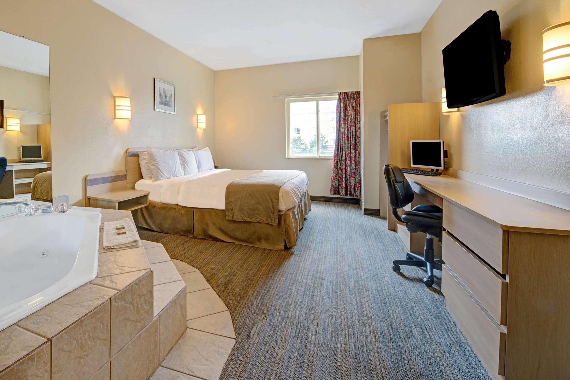 Days Inn & Suites By Wyndham Augusta Near Fort Eisenhower Екстериор снимка