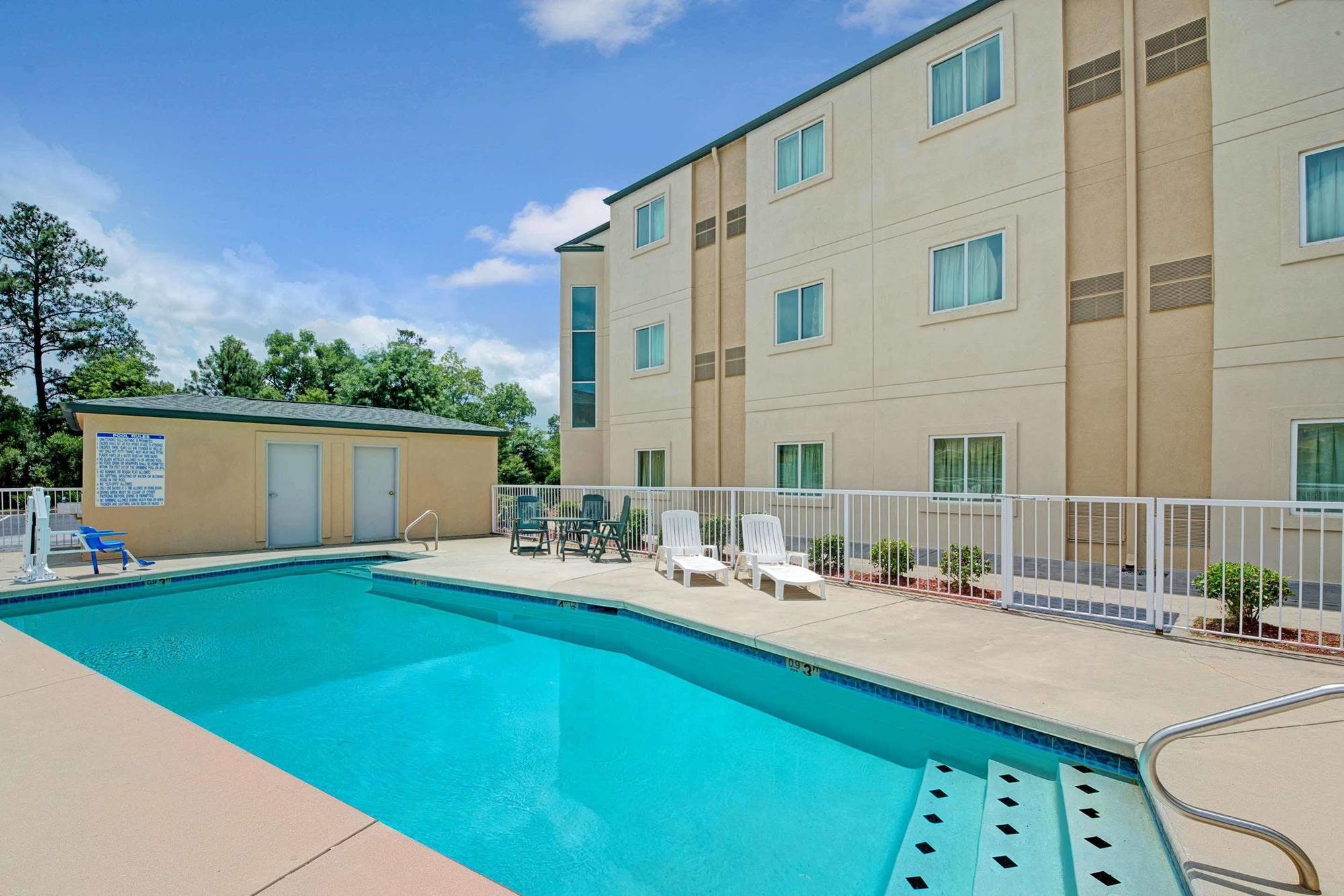 Days Inn & Suites By Wyndham Augusta Near Fort Eisenhower Екстериор снимка