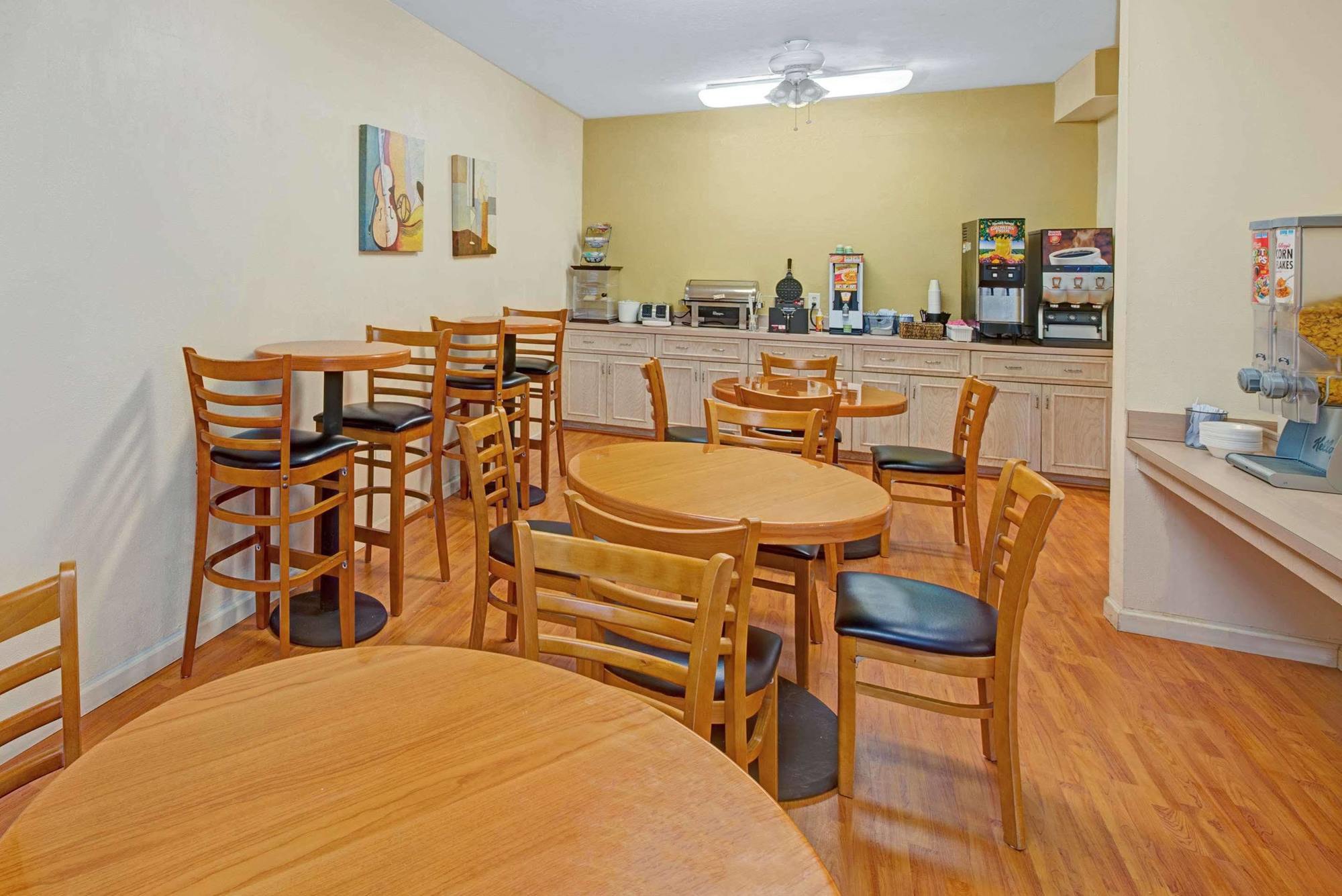 Days Inn & Suites By Wyndham Augusta Near Fort Eisenhower Екстериор снимка