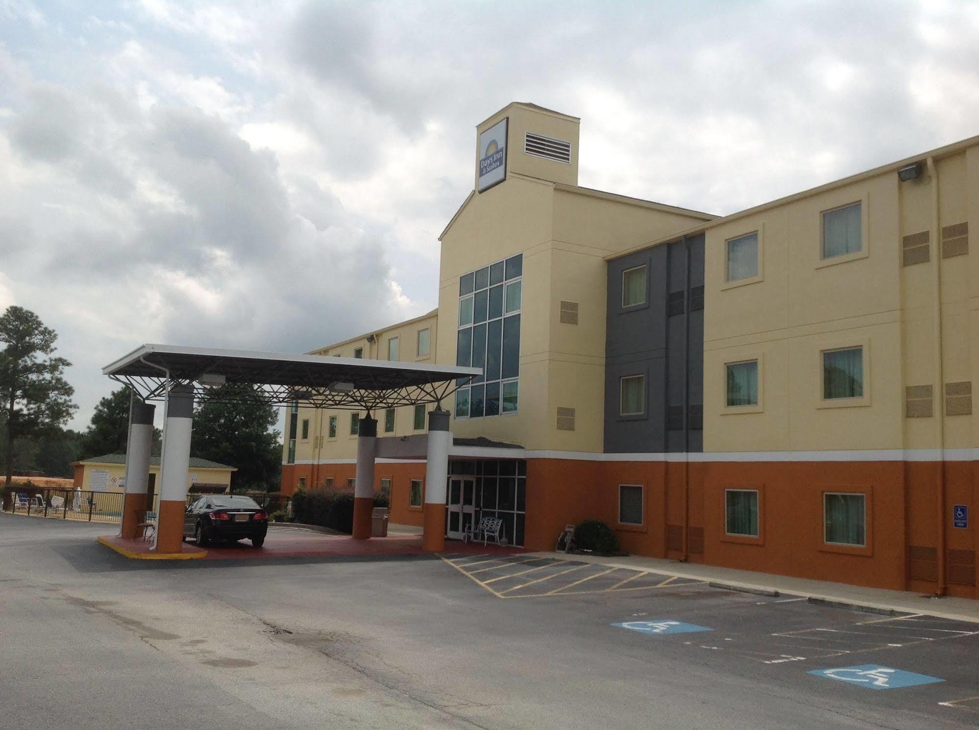 Days Inn & Suites By Wyndham Augusta Near Fort Eisenhower Екстериор снимка