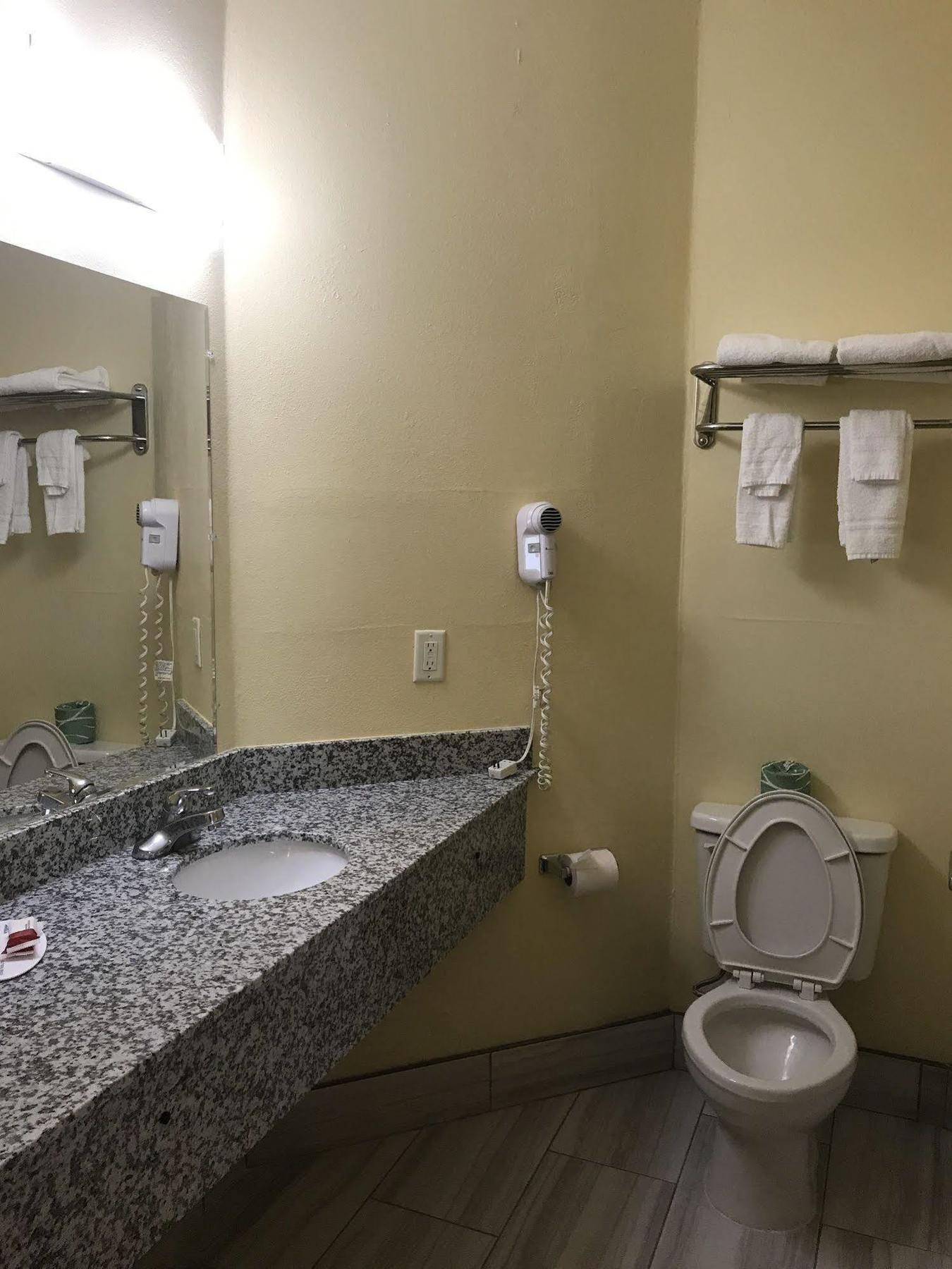 Days Inn & Suites By Wyndham Augusta Near Fort Eisenhower Екстериор снимка