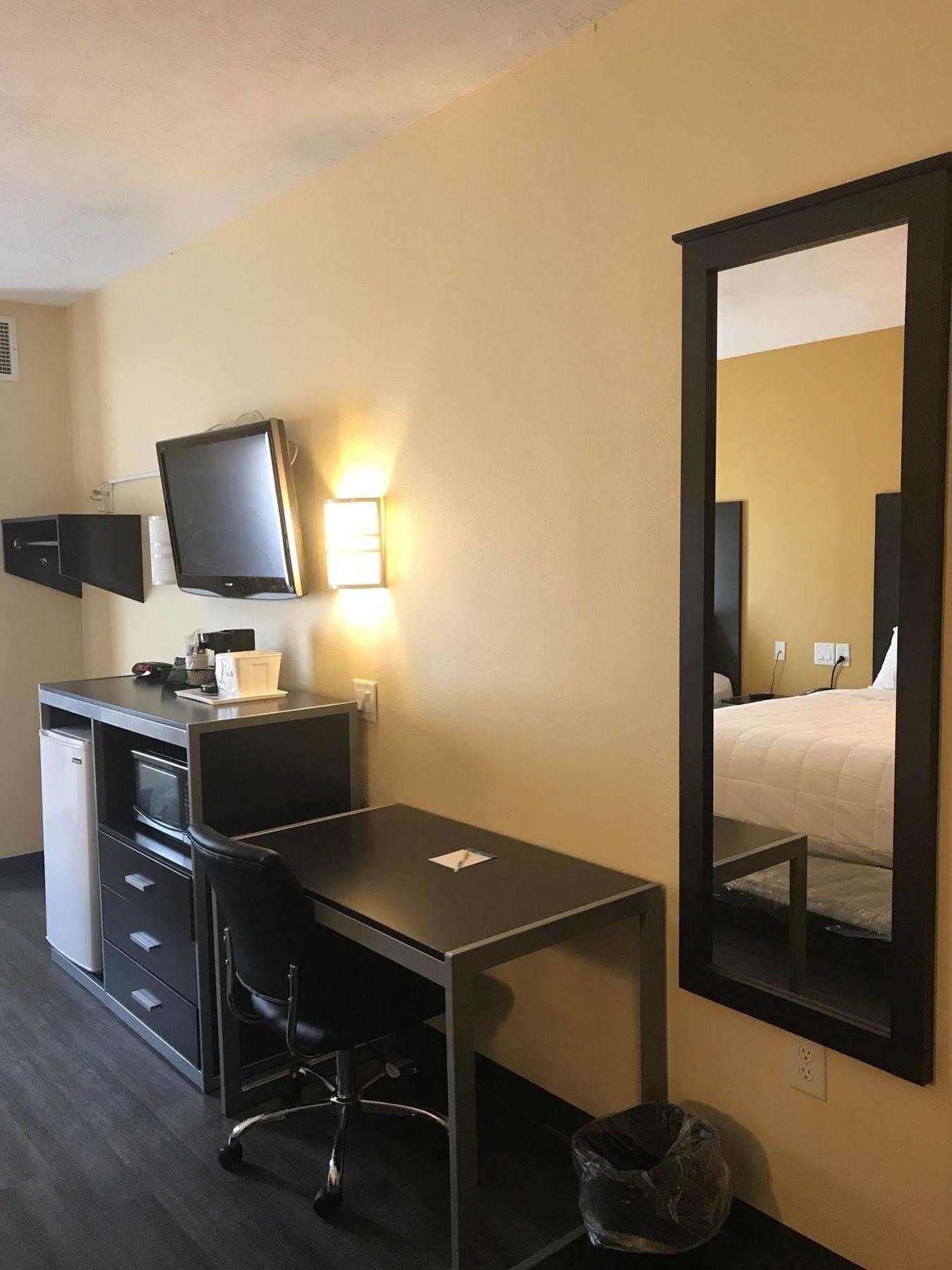 Days Inn & Suites By Wyndham Augusta Near Fort Eisenhower Екстериор снимка