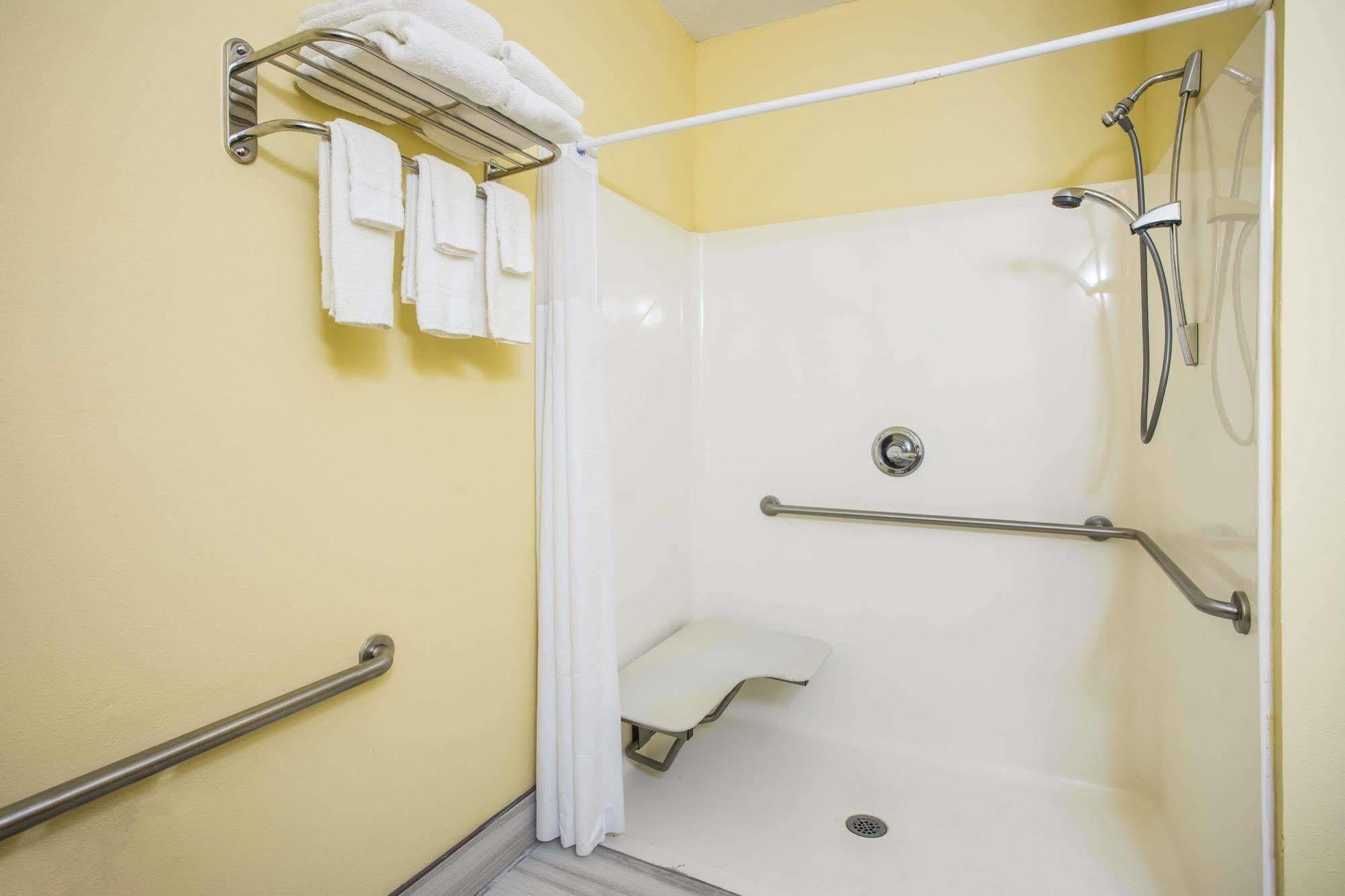 Days Inn & Suites By Wyndham Augusta Near Fort Eisenhower Екстериор снимка