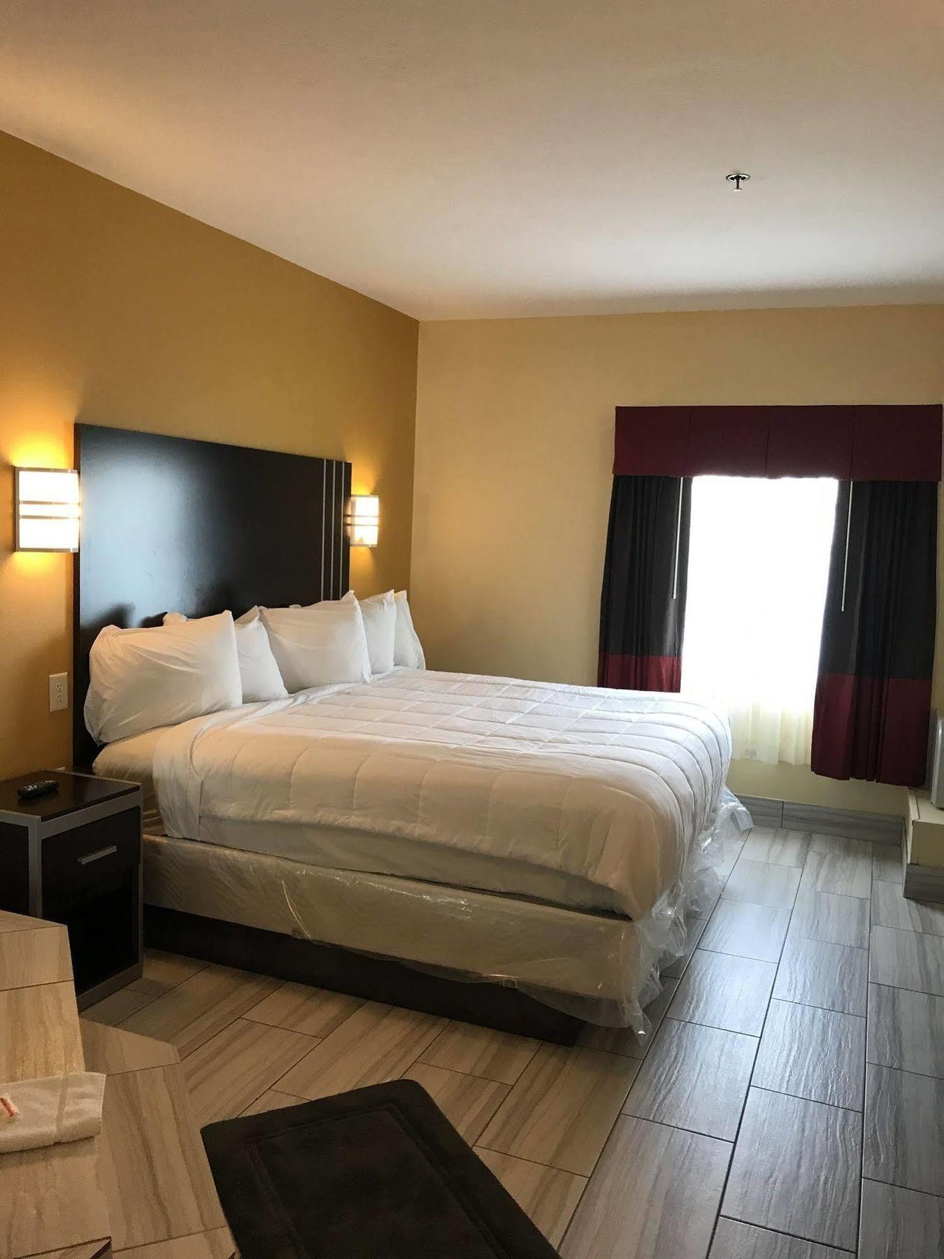 Days Inn & Suites By Wyndham Augusta Near Fort Eisenhower Екстериор снимка